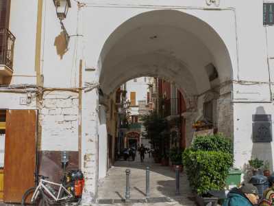 Presenta sotto la volta l�ingresso di un�abitazione privata: probabilmente quella che tra il 700 e l�800 rappresenteva l�entrata del locale sotterraneo dove operavano gli �insaccaneve�. Perch� s�, c�� stato un tempo in cui a Bari si vendeva la neve, dopo essere per� passata allo stato solido di ghiaccio, il quale veniva conservato in grandi sacchi di paglia e saggina